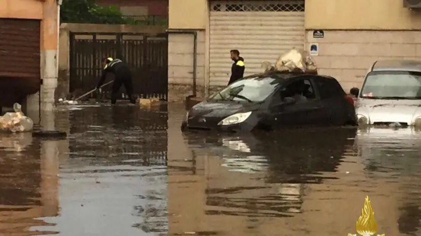 Auto semi sommerse dall'acqua a Reggio Calabria colpita da un nubifragio, il 6 novebre 2017. ANSA/ US VIGILI DEL FUOCO +++ NO SALES - EDITORIAL USE ONLY +++