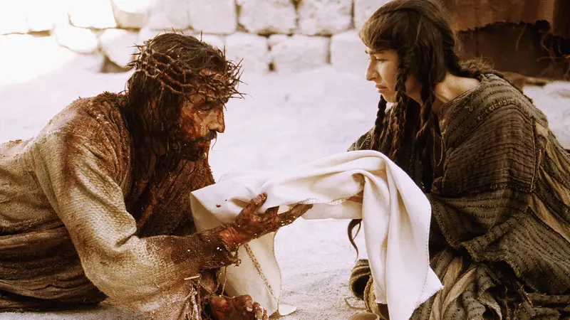 Seraphia (Sabrina Impacciatore) offre a Gesù (Jim Claviezel) una panno di lino per asciugarsi in una foto di scena del film «La Passione di Cristo»