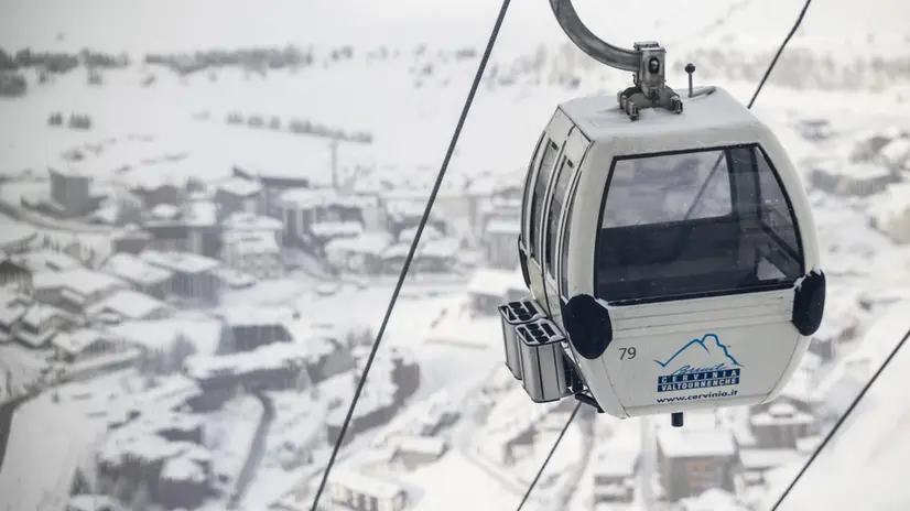 epa10969484 A gondola is pictured over Cervinia from "Plan Maison" area as the men's Downhill race is cancelled due the strong wind during the Alpine Skiing FIS Ski World Cup, between Zermatt in Switzerland and Cervinia in Italy, 11 November 2023. The new 'Gran Becca' course spans across the Swiss-Italian border. EPA/JEAN-CHRISTOPHE BOTT