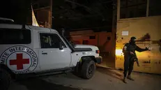 epa12456003 Vehicles of the International Committee of the Red Cross (ICRC) arrive to transport remains of Israeli hostages handed over by Hamas in Gaza City, 14 October 2025 (issued 15 October 2025). The first phase of the Gaza peace agreement reached between Israel and Hamas included the release of Israeli hostages and Palestinian prisoners, a partial withdrawal of Israeli forces, and the delivery of humanitarian aid to Gaza. EPA/MOHAMMED SABER