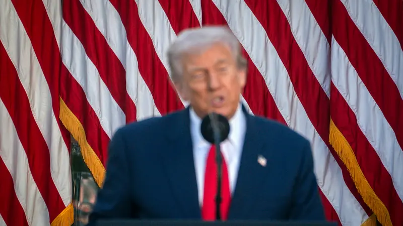 epa12454405 US President Donald Trump during a ceremony to posthumously award Charlie Kirk the Presidential Medal of Freedom, in the Rose Garden of the White House in Washington, DC, USA, 14 October 2025. EPA/WILL OLIVER