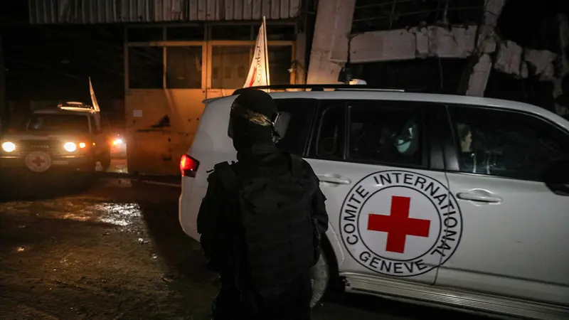 epa12456013 Vehicles of the International Committee of the Red Cross (ICRC) transporting remains of Israeli hostages handed over by Hamas leave in Gaza City, 14 October 2025 (issued 15 October 2025). The first phase of the Gaza peace agreement reached between Israel and Hamas included the release of Israeli hostages and Palestinian prisoners, a partial withdrawal of Israeli forces, and the delivery of humanitarian aid to Gaza. EPA/MOHAMMED SABER