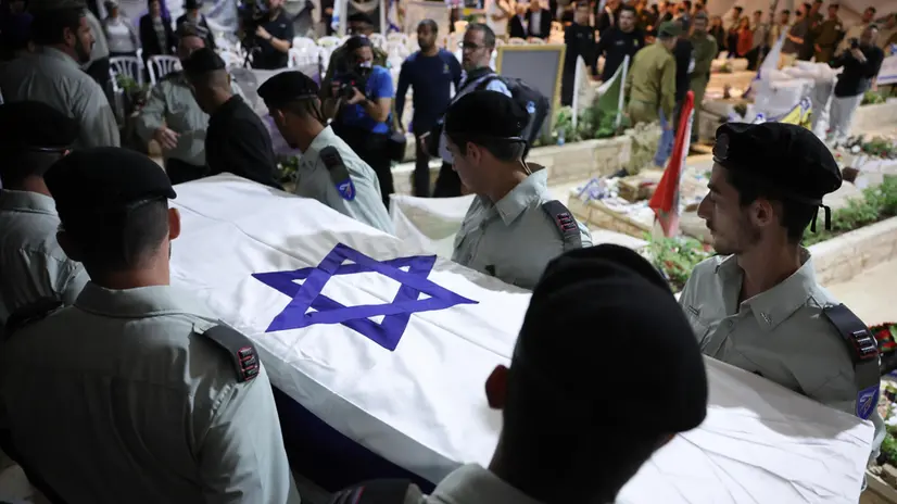 epaselect epa12456128 Israeli soldiers carry the coffin of late Israeli soldier hostage Daniel Peretz during his funeral procession in mount herzel in Jerusalem, Israel, 15 October 2025. Daniel Peretz was kidnapped by Hamas on 07 October 2023 from Kibbutz Nachal Oz and killed in captivity. His body was returned during the ceasefire deal on 13 October 2025. EPA/ABIR SULTAN