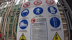 PONTEDERA (PISA) 14 APRILE 2007- SICUREZZA LAVORO. Un cartello all' ingresso di un cantire fotografato oggi a Pontedera (Pisa). FRANCO SILVI/ANSA