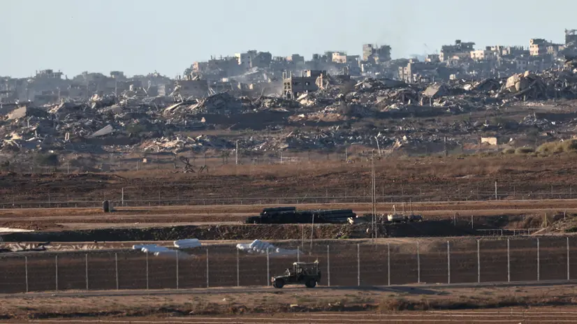 epa12453499 Israeli patrolling along the the Israeli Gaza border in southern Israel after they withdrew from the Gaza Strip following the Israel-Hamas agreement , 14 October 2025, EPA/ATEF SAFADI