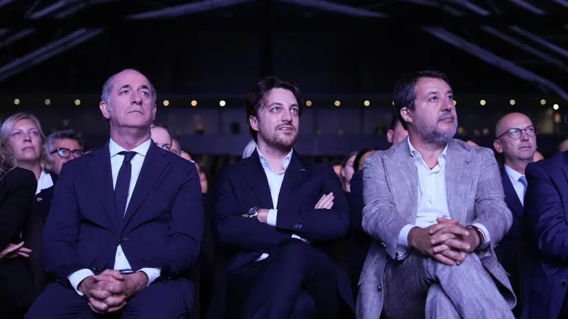 Nella foto da sin. il governatore uscente del Veneto, Luca Zaia, il deputato Alberto Stefani, il ministro delle infrastrutture e leader della Lega, Matteo Salvini, seduti in prima fila alla kermesse della Lega a Padova, 15 ottobre 2025 ANSA / ufficio stampa Matteo Salvini ++FOTO DIFFUSA DALL'UFFICIO STAMPA - USARE SOLO PER ILLUSTRARE OGGI LA NOTIZIA INDICATA NEL TITOLO - NON ARCHIVIARE – FOTO NON IN VENDITA - DA USARE SOLO PER FINI GIORNALISTICI - NPK+++