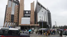 L' esterno del palazzo di giustizia a Firenze, 8 aprile 2013, evacuato per un allarme bomba. E' cessato intorno alle 13.15 l'allarme bomba scattato stamani al palazzo di giustizia di Firenze dopo una telefonata giunta al centralino. Intorno alle 11.50 il palazzo è stato evacuato, e adesso, dopo il nullaosta dell'autorità, è stato riaperto. Per circa un'ora e mezzo gli artificieri hanno controllato l'edificio senza trovare esplosivi. Le autorità sono quindi orientate a ritenere che si sia tratto solo falso di un allarme. A scopo precauzionale davanti al palazzo di giustizia erano arrivati anche i vigili del fuoco. ANSA/CARLO FERRARO