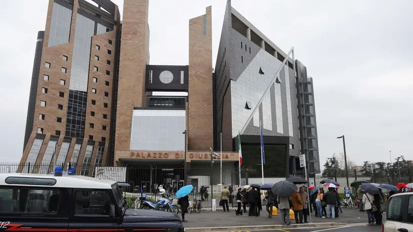 L' esterno del palazzo di giustizia a Firenze, 8 aprile 2013, evacuato per un allarme bomba. E' cessato intorno alle 13.15 l'allarme bomba scattato stamani al palazzo di giustizia di Firenze dopo una telefonata giunta al centralino. Intorno alle 11.50 il palazzo è stato evacuato, e adesso, dopo il nullaosta dell'autorità, è stato riaperto. Per circa un'ora e mezzo gli artificieri hanno controllato l'edificio senza trovare esplosivi. Le autorità sono quindi orientate a ritenere che si sia tratto solo falso di un allarme. A scopo precauzionale davanti al palazzo di giustizia erano arrivati anche i vigili del fuoco. ANSA/CARLO FERRARO
