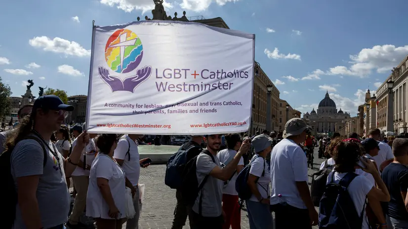 Un gruppo di pellegrini in processione su via della Conciliazione in occasione del Giubileo LGBT, 6 settembre 2025. ANSA/MASSIMO PERCOSSI
