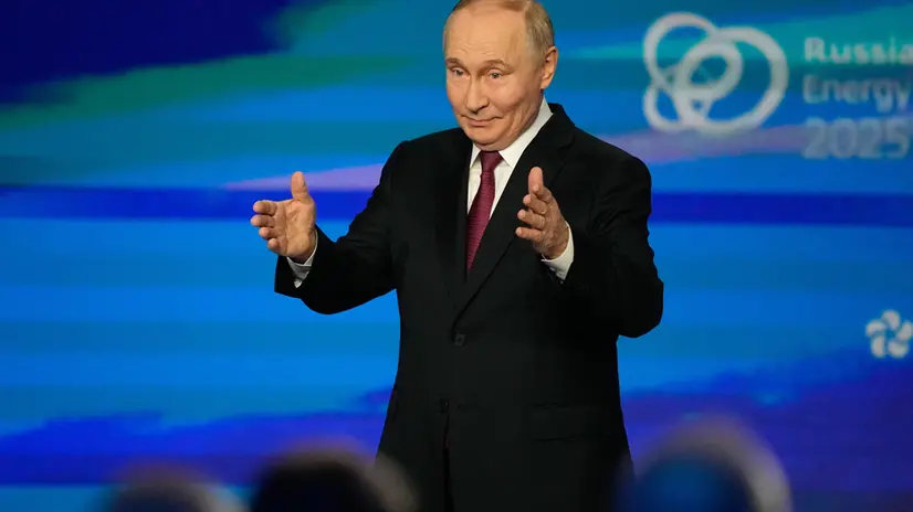 epa12457687 Russian President Vladimir Putin gestures during a plenary session of the Russian Energy Week 2025 International Forum (REW) in Moscow, Russia, 16 October 2025. The forum runs from 15 to 17 October. EPA/ALEXANDER ZEMLIANICHENKO / POOL