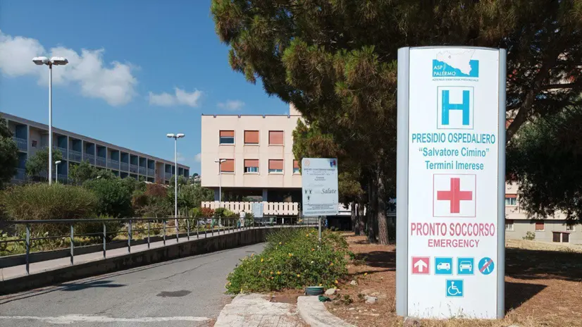 E' stata dimessa dall'ospedale di Termini Imerese dopo essere stata curata e guarita. Per il trasporto a casa i familiari si sono rivolti a una ditta privata, ma nel corso del trasferimento dentro l'ambulanza la barella si è ribaltata, la donna di 85 anni è caduta battendo la testa. È stata subito ricondotta nel pronto soccorso, ricoverata ma è deceduta in seguito all'emorragia alla testa. I familiari hanno presentato una denuncia alla procura di Termini Imerese, sono assistiti dall'avvocato Francesco Paolo Sanfilippo. Il pm di turno Concetta Federico ha già disposto il sequestro della salma in vista dell'autopsia. ANSA/Ignazio Marchese