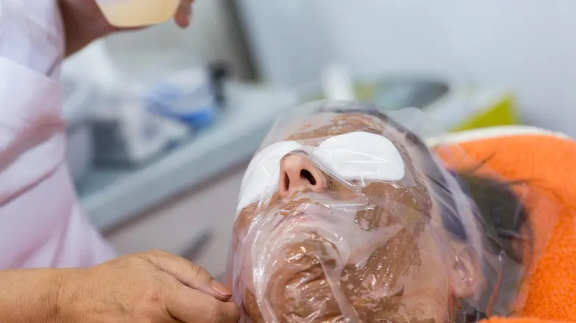 epa03952604 A visitor's face is covered with a chocolate mask at the Cosmetica 2013 fair in Berlin, Germany, 16 November 2013. The specialized fair on cosmetics, foot care, hairdressing, beauty and wellness rund from 16-17 November. EPA/Florian Schuh