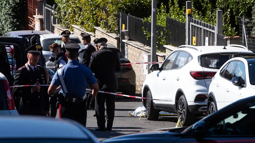 Carabinieri sul luogo dove una donna è stata uccisa a colpi di arma da fuoco in Via degli Orseolo zona Portuense a Roma, Roma, 04 luglio 2024. ANSA/ANGELO CARCONI