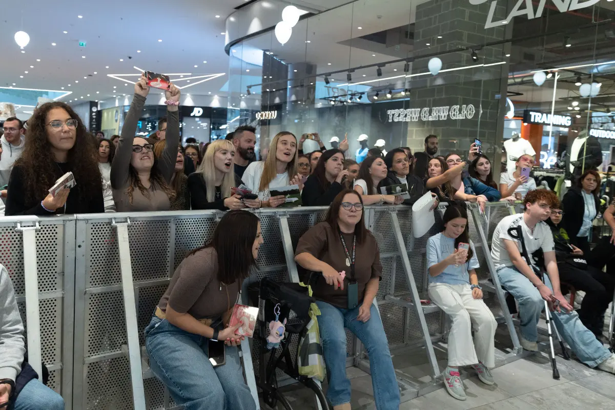 SPETTACOLI ELNOS SHOPPING FIRMACOPIE SARAH TOSCANO NELLA FOTO PUBBLICO FIRMACOPIE SARAH TOSCANO 16-10-2025 Marazzani@newreporter