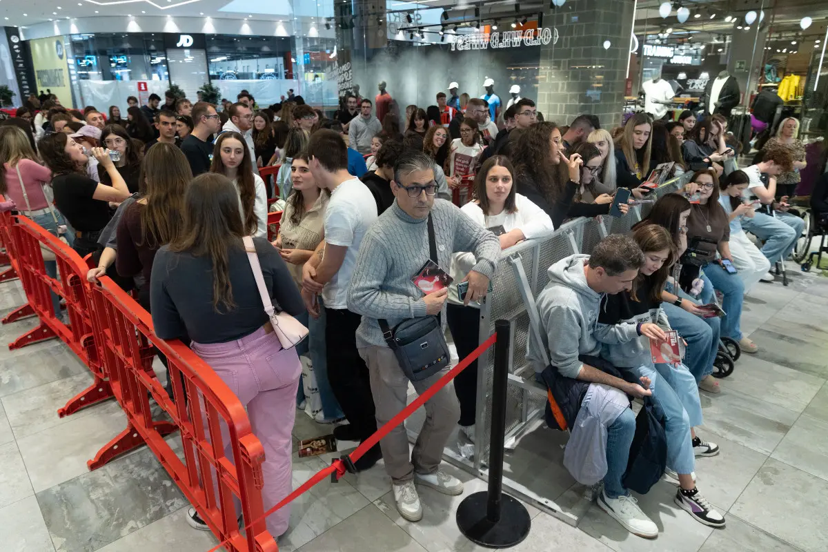 SPETTACOLI ELNOS SHOPPING FIRMACOPIE SARAH TOSCANO NELLA FOTO PUBBLICO FIRMACOPIE SARAH TOSCANO 16-10-2025 Marazzani@newreporter