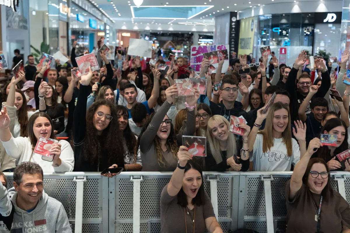 SPETTACOLI ELNOS SHOPPING FIRMACOPIE SARAH TOSCANO NELLA FOTO PUBBLICO FIRMACOPIE SARAH TOSCANO 16-10-2025 Marazzani@newreporter