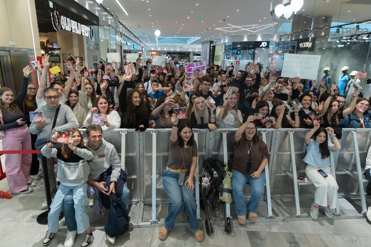 SPETTACOLI ELNOS SHOPPING FIRMACOPIE SARAH TOSCANO NELLA FOTO PUBBLICO FIRMACOPIE SARAH TOSCANO 16-10-2025 Marazzani@newreporter