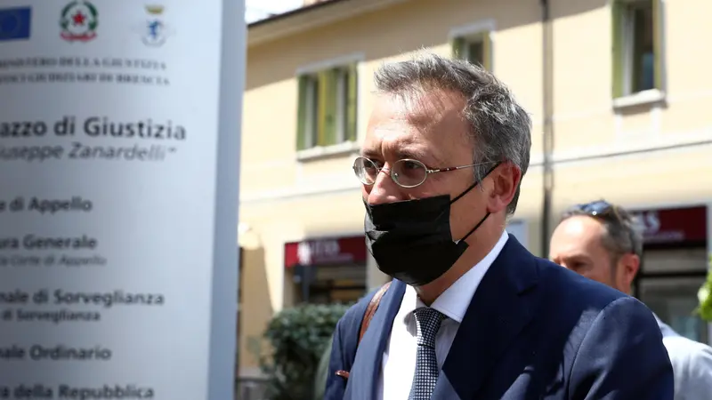 Il pm Storari fuori dal tribunale a Brescia