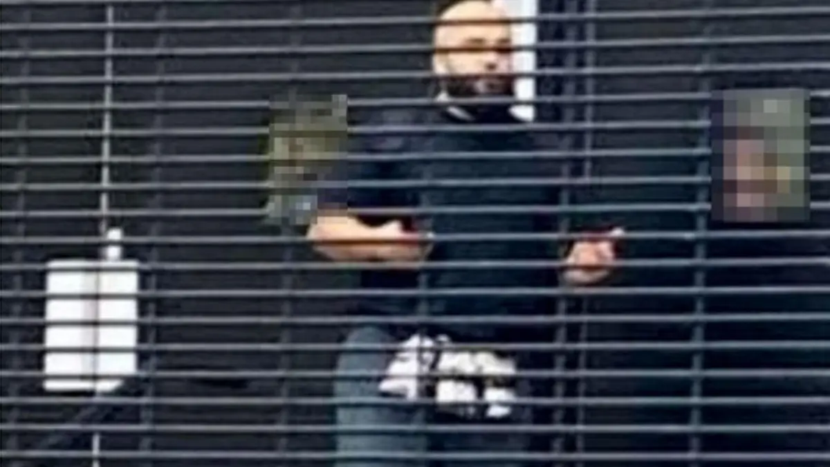 Un frame del video dell'uomo sospettato di aver organizzato l'attentato alla sinagoga di Manchester