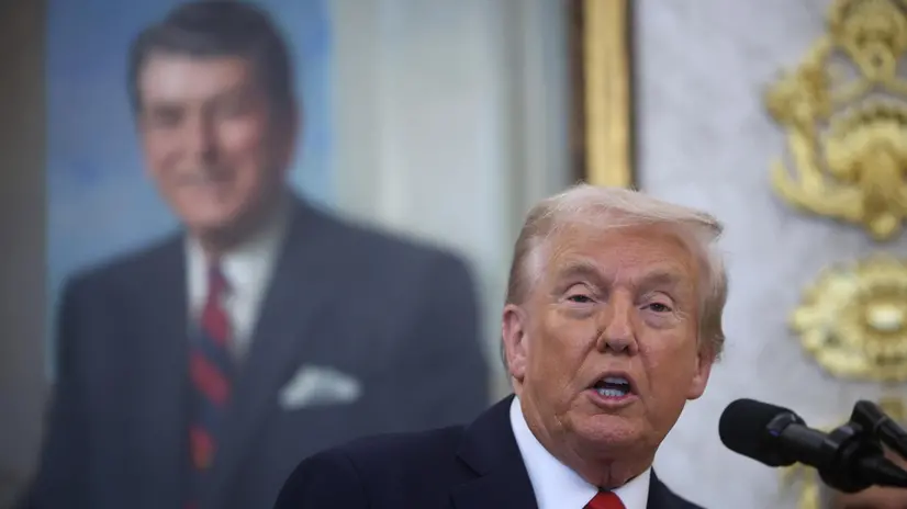 epa12458967 US President Donald Trump makes an announcement on in vitro fertilization (IVF) and fertility drugs becoming more accessible and affordable, in the Oval Office of the White House in Washington, DC, USA, 16 October 2025. EPA/FRANCIS CHUNG / POOL