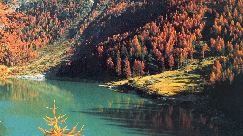 Un lago di montagna