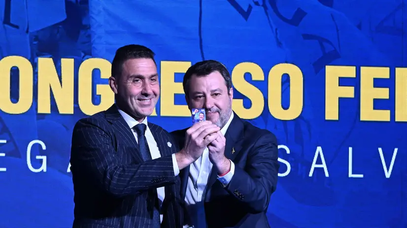Matteo Salvini consegna la tessera della lega all’ex generale Roberto Vannucci durante il Congresso Federale della Lega “ Il coraggio della Liberta’” alla Fortezza da Basso di Firenze 5 e 6 Aprile Firenze 05 Aprile 2025 ANSA/CLAUDIO GIOVANNINI
