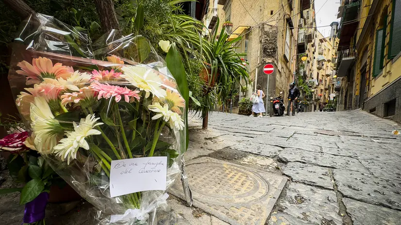 Fiori sul luogo dove è morta una turista di Padova nei Quartieri Spagnoli. Napoli 17 Settembre 2024. ANSA/CESARE ABBATE