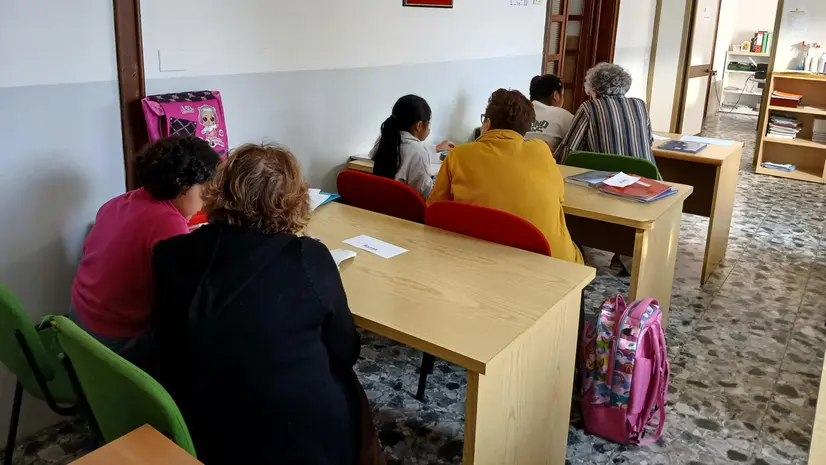Nonne che aiutano i bambini della primaria a fare i compiti - © www.giornaledibrescia.it