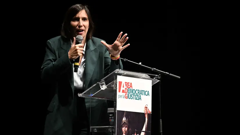 Elly Schlein segretario del Partito Democratico, durante il suo intervento al 5/o congresso dei magistrato di Area Democratica per la Giustizia. Genova, 11 ottobre 2025. ANSA/LUCA ZENNARO