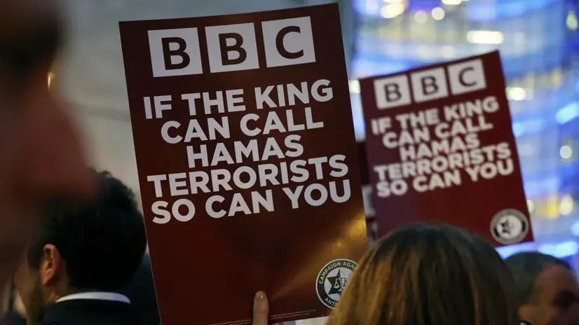 epa10922420 Members of the National Jewish Assembly (NJA) protest outside the BBC headquarters in London, Britain, 16 October 2023. Hundreds of Jewish protesters demonstrated against the BBC for refusing to call Hamas terrorists during its recent coverage of events in Israel and Gaza. EPA/ANDY RAIN