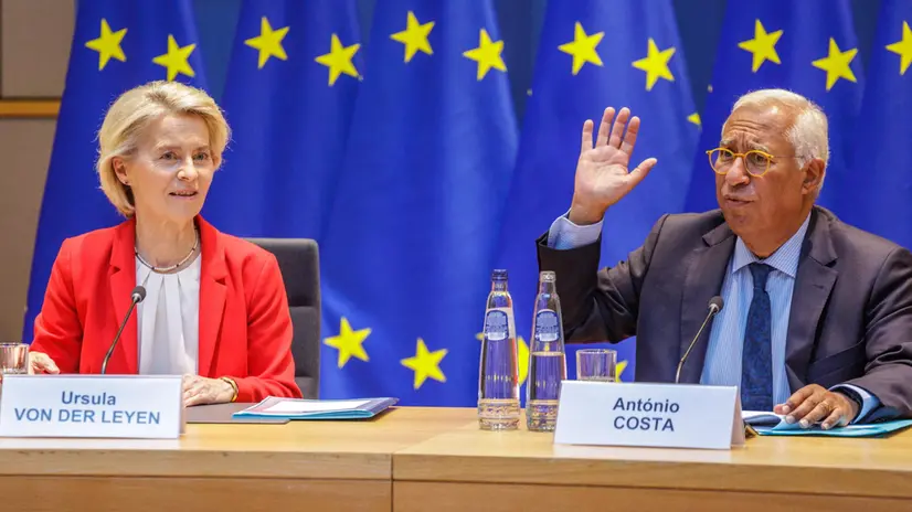 epa12416669 European Commission President Ursula von der Leyen (L) and European Council President Antonio Costa (R) arrive for a video conference with Eurogroup President Paschal Donohoe and European Central Bank President Christine Lagarde in Brussels, Belgium, 30 September 2025. EPA/OLIVIER MATTHYS