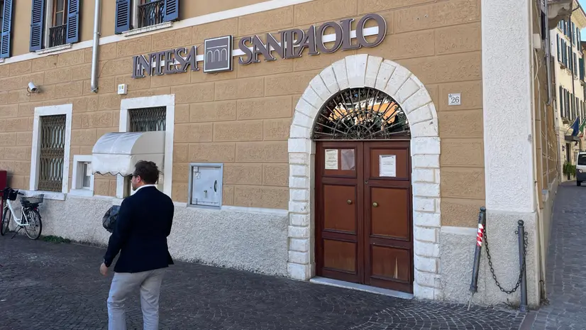 Lo sportello di Intesa San Paolo a Gargnano - © www.giornaledibrescia.it