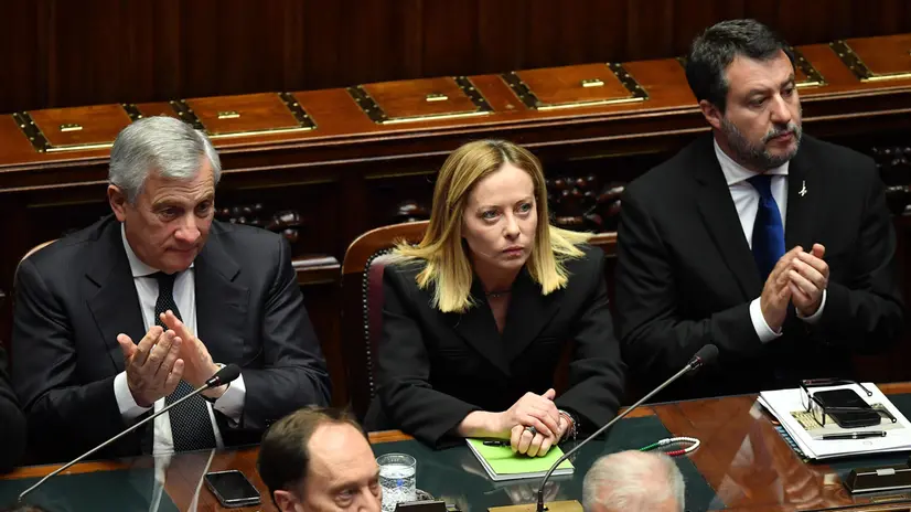 (S-D) il Vicepresidente del Consiglio Antonio Tajani, la Presidente del Consiglio Giorgia Meloni e il Vicepresidente del Consiglio Matteo Salvini al termine dell’intervento della premier in occasione della cerimonia di Commemorazione di Papa Francesco a Camere riunite nell’Aula della Camera dei Deputati Roma, 23 aprile 2025 ANSA/FABIO CIMAGLIA