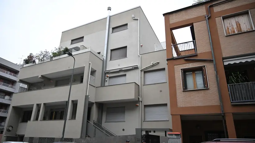 La Polizia presidia l’abitazione di Milano dove la scorsa notte è stata uccisa dall’ex compagno Pamela Genini. Milano 15 Ottobre 2025 ANSA / MATTEO BAZZI
