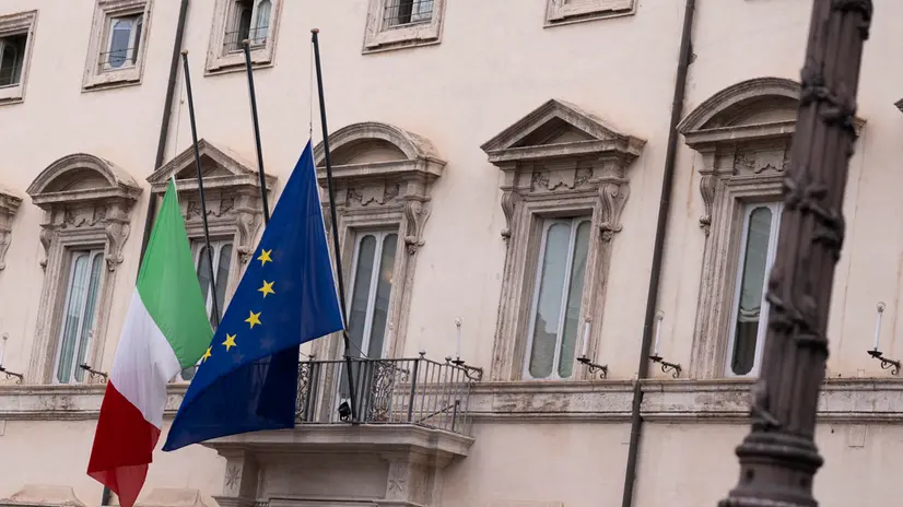 Bandiere a mezz'asta a palazzo Chigi in occasione dei funerali, previsti oggi alle 16 nella Basilica di Santa Giustina a Padova, di Valerio Daprà, Davide Bernardello e Marco Piffari, i tre carabinieri morti a causa dell'esplosione del casolare di Castel D'Azzano, nel veronese, 17 ottobre 2025. ANSA/FILIPPO ATTILI-US PALAZZO CHIGI +++FOTO DIFFUSA DALL'UFFICIO STAMPA - USARE SOLO PER ILLUSTRARE OGGI LA NOTIZIA INDICATA NEL TITOLO - NON ARCHIVIARE - NON VENDERE - NON USARE PER FINI NON GIORNALISTICI - NPK+++