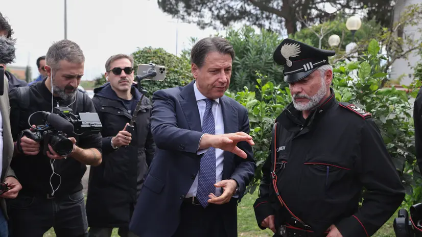 Giuseppe Conte, Membro della Camera dei deputati della Repubblica Italiana, Presidente del Movimento 5 Stelle, porta solidarierà alla famiglia Ranucci dopo che nella notte è stata fatta esplodere una Bomba davanti l'abitazione del giornalista di Report, Sigfrido Ranucci. Campo Ascolano, Roma, 17 ottobre 2025. ANSA/Emanuele Valeri
