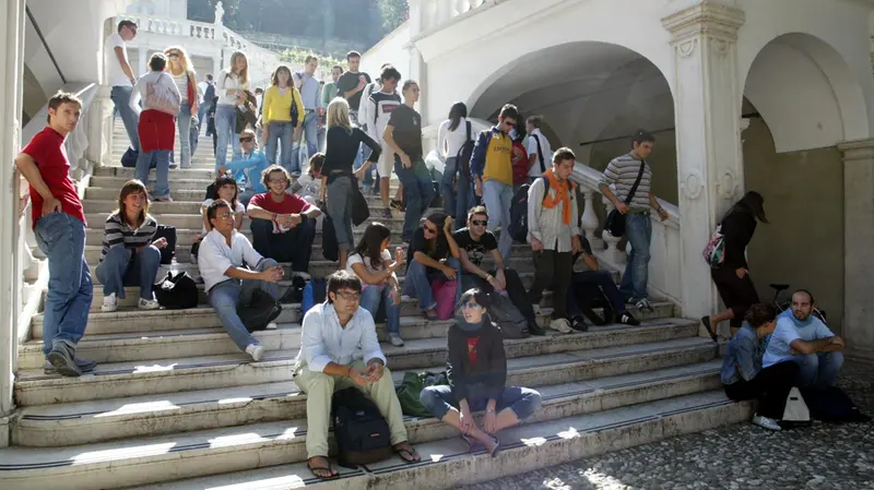 Studenti sulla scalinata che domina il cortile di Economia