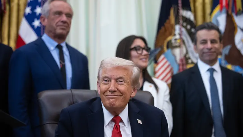 epa12459054 US President Donald Trump (2-L) looks on with guests during an annoucement about in vitro fertilization in the Oval Office at the White House in Washington, DC, USA, 16 October 2025. EPA/FRANCIS CHUNG / POOL