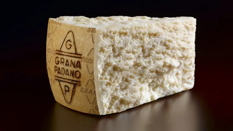 Una fetta di Grana Padano - © www.giornaledibrescia.it