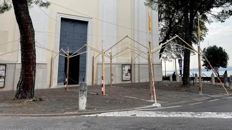 La struttura in legno montata all'ingresso