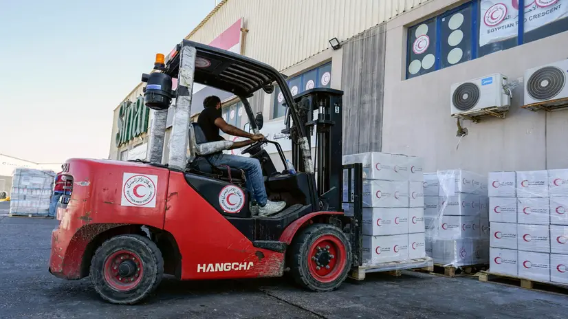 epa12458153 Red Crescent volunteers prepare humanitarian aid for Gaza Strip at an Egyptian Red Crescent (ERC) logistical hub, in Arish, North Sinai Governorate, Egypt, 16 October 2025. EPA/STRINGER