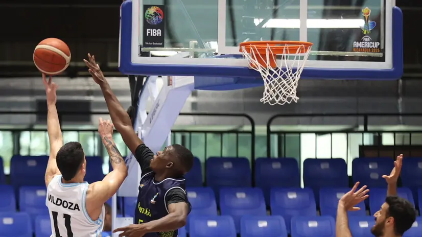 epa12322635 Jose Vildoza (L) of Argentina in action with Cristian Solis of Colombia during a FIBA AmeriCup 2025 basketball game between Argentina and Colombia in Managua, Nicaragua, 25 August 2025. EPA/STRINGER