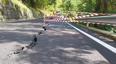 Una crepa lungo la Sp 59 tra Barghe e Provaglio Valsabbia - © www.giornaledibrescia.it