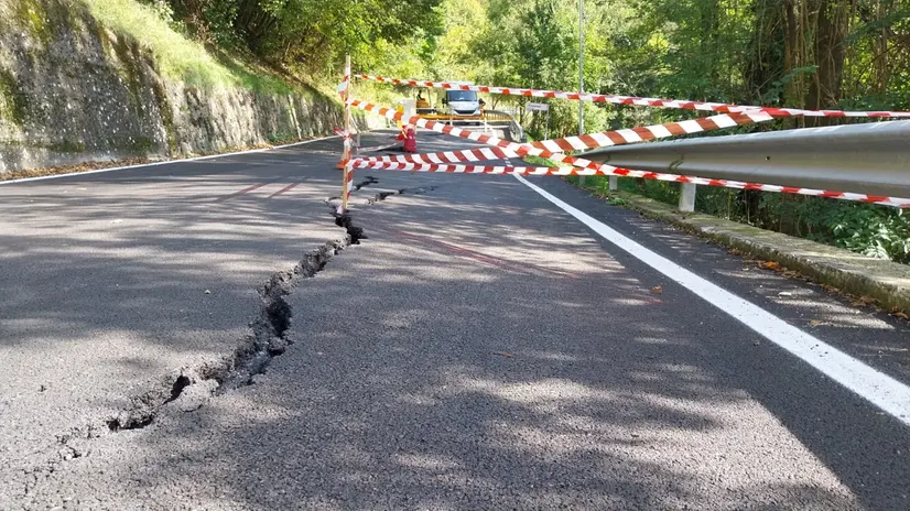 Una crepa lungo la Sp 59 tra Barghe e Provaglio Valsabbia - © www.giornaledibrescia.it