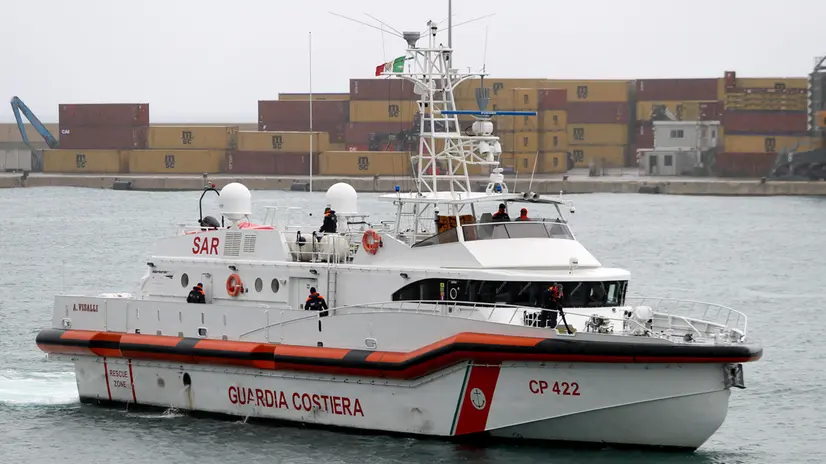 Bari 19 10 2024 E'entrata nel porto di Bari la motovedetta della guardia costiera italiana con a bordo i 12 migranti provenienti dal centro italiano di permanenza per il rimpatrio di Gjader per i quali è stato disposto il rientro in Italia dopo che il tribunale di Roma non ha convalidato il loro trattenimento all'interno del centro. La motovedetta è partita dall'Albania questa mattina attorno alle 9.30. Foto di ANSA/DONATO FASANO