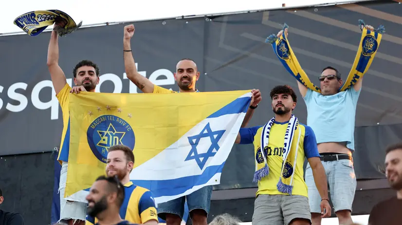 epa12402330 Fans of Maccabi Tel Aviv cheer ahead of the 1st matchday of the League Phase of the UEFA Europa League 2025-26 football match between PAOK and Maccabi Tel Aviv in Thessaloniki, Greece, 24 September 2025. EPA/ACHILLEAS CHIRAS