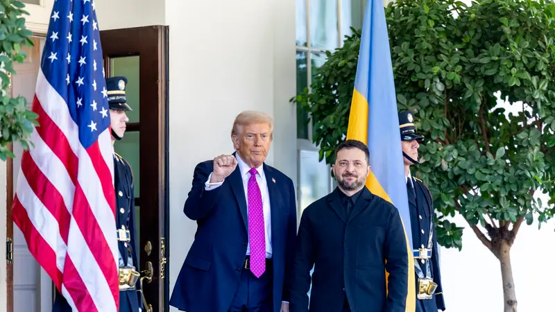 epa12460728 US President Donald Trump (L) greets Ukrainian President Volodymyr Zelensky as he arrives at the West Wing of the White House in Washington, DC, USA, 17 October 2025. The leaders are scheduled for a working lunch in the Cabinet Room, where President Zelensky is expected to request long-range missiles as part of an arms package. EPA/SHAWN THEW
