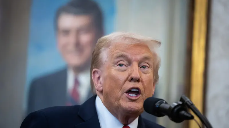 epa12459045 US President Donald Trump makes an announcement on in vitro fertilization (IVF) and fertility drugs becoming more accessible and affordable, in the Oval Office of the White House in Washington, DC, USA, 16 October 2025. EPA/FRANCIS CHUNG / POOL