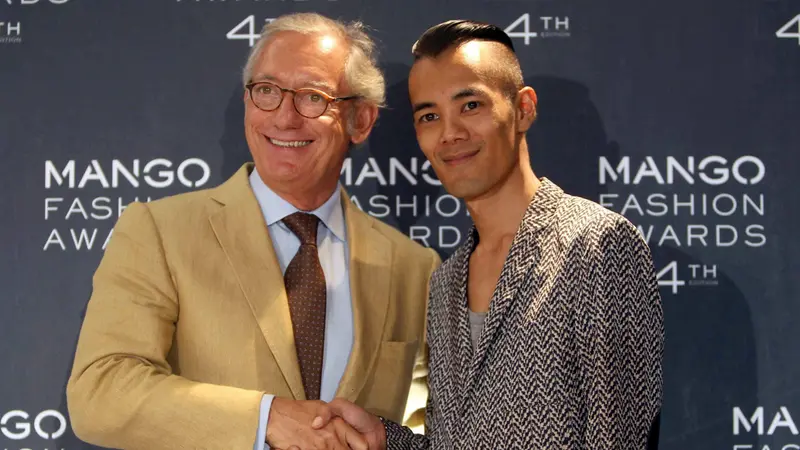 epa03242175 Spanish fashion brand MANGO's President, Isak Andic (L), and Thai fashion designer Wisharawish Akaransantisook, 30, pose for photographer after it was announced that Akaransantisook had been awarded 4th MANGO Fashion Award in Barcelona, northeastern Spain, 30 May 2012. The Award, worth at 300,000euro, will be handed over later on 30 May during a gala at Barcelona's Palau Nacional de Montjuic. EPA/TONI ALBIR