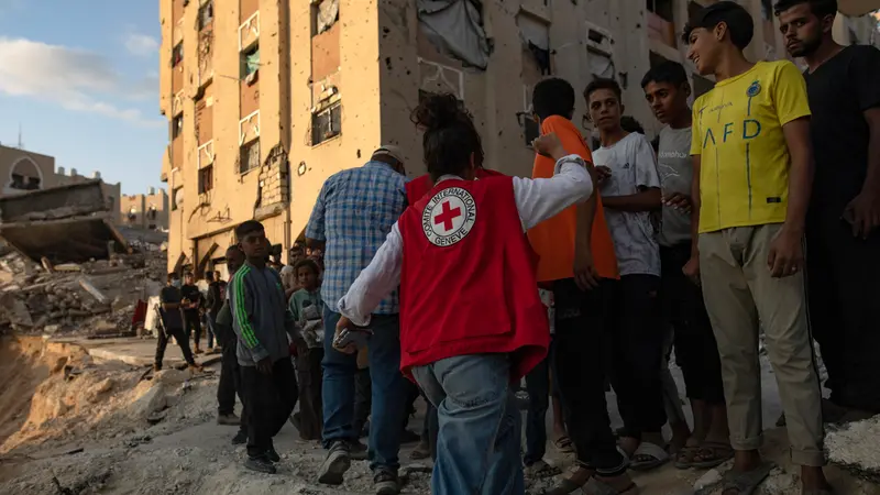 epa12460763 Red Cross workers arrive at the site where members of the Al-Qassam Brigades, the military wing of the Hamas movement, are searching for the bodies of Israeli hostages in an area in Hamad City, Khan Younis, in the southern Gaza Strip, 17 October 2025. EPA/HAITHAM IMAD